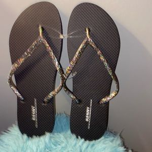 BRAND NEW WOMANS SANDALS SIZE 10! NWT. SMOJE FREE HOME!